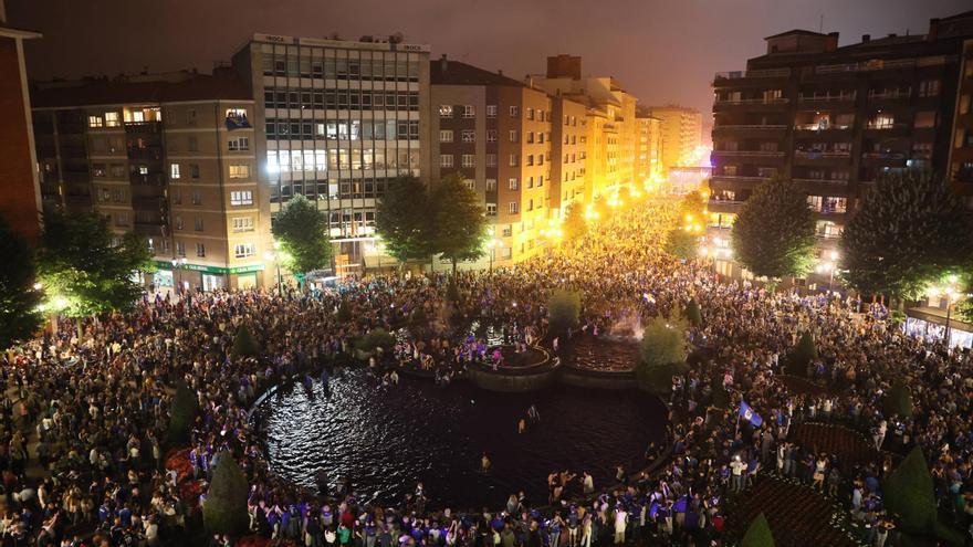 El verano empieza con un baño azul en la plaza de América: así fue la celebración del ascenso del Oviedo a Primera