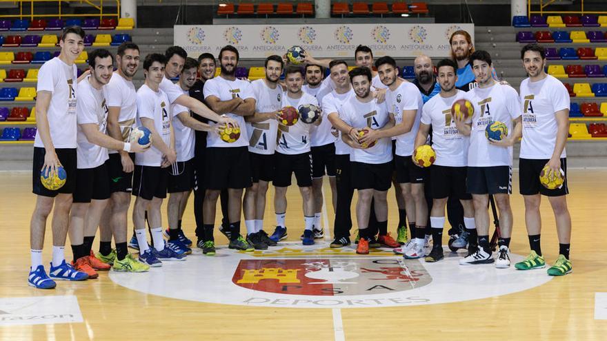 El equipo antequerano y el cuerpo técnico al completo, este jueves en el Fernando Argüelles, antes del entrenamiento del jueves.