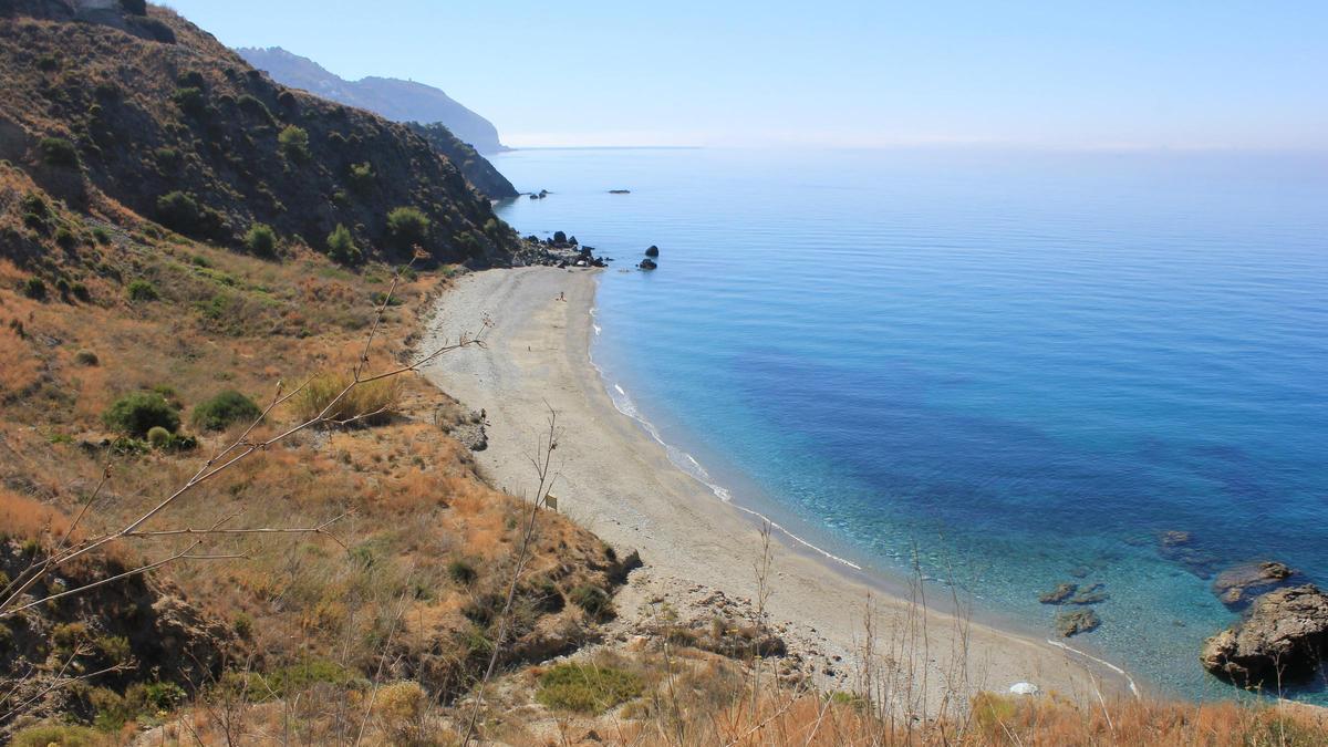 Playa de las Alberquillas, en Nerja, el litoral casi virgen desconocido para los turistas con aguas cristalinas y el fondo marino más hermoso