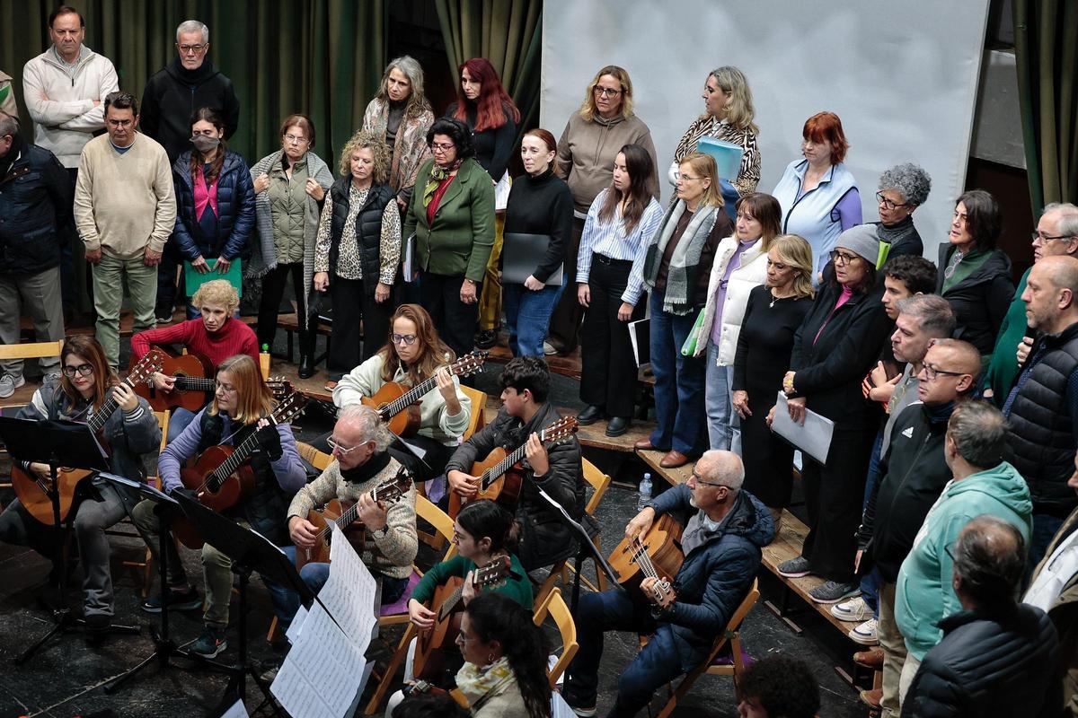 Las mujeres llevan la voz cantante en el coro de la rondalla Orfeón La Paz, que vuelve a concurso al Carnaval.