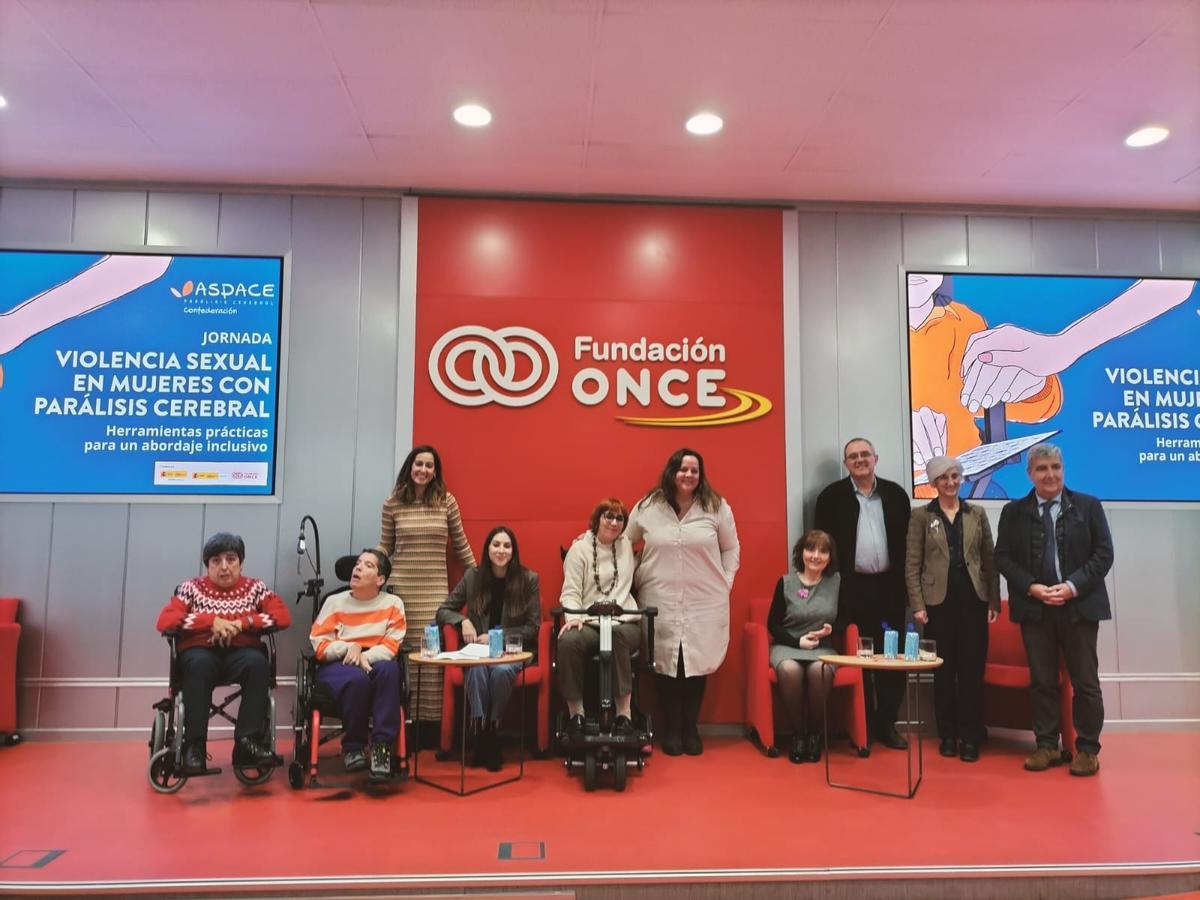 Foto de la familia de los participantes en la jornada organizada por Aspace.