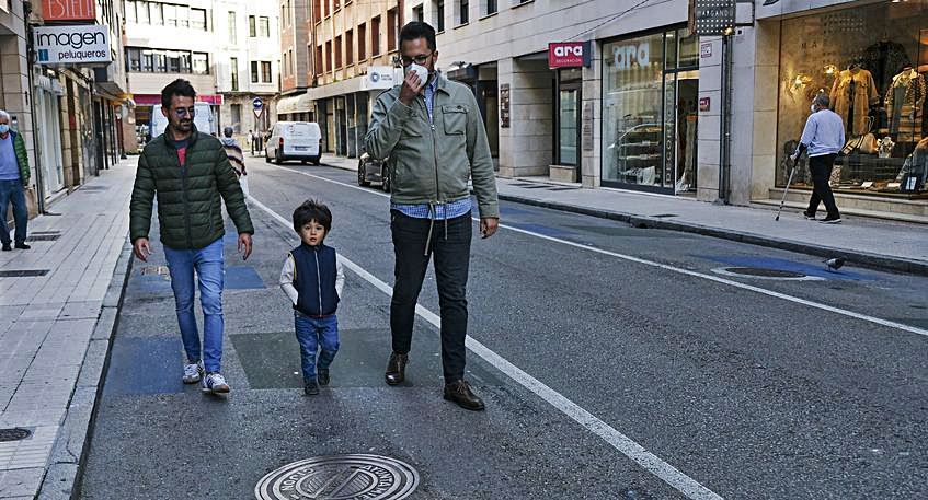 Nelson Andrade, el pequeño Pablo y José Muñoz, en la calle Ruiz Gómez. | Marcos León