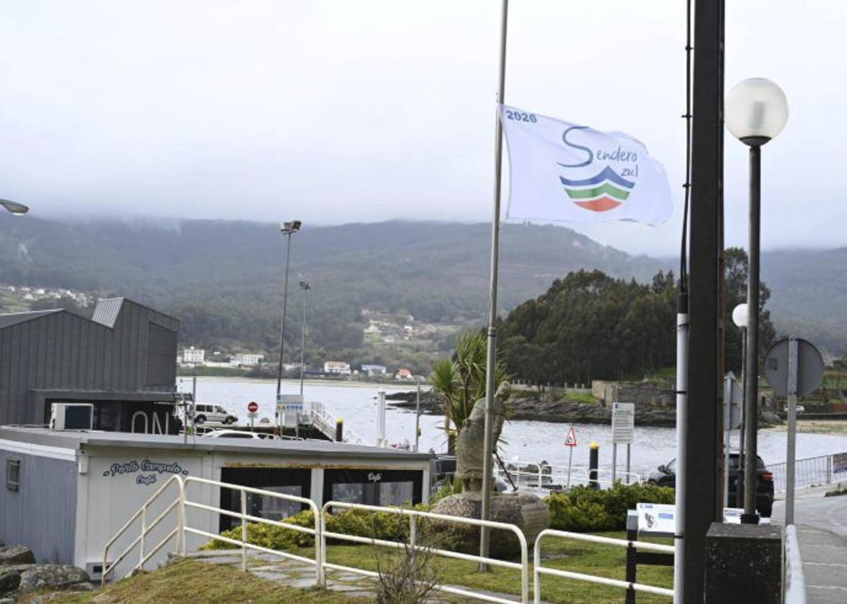 La bandera ya luce en los recorridos. | R. V.
