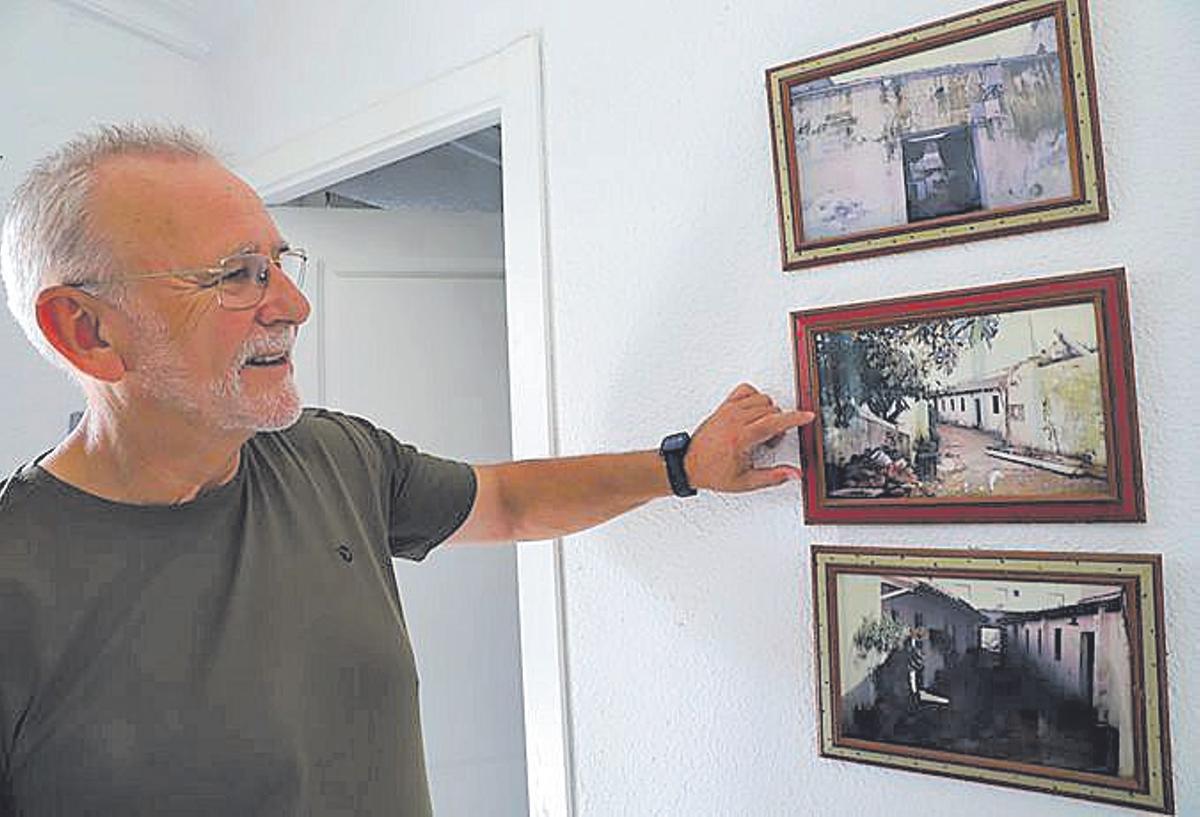 Tomás muestra fotos históricas del patio.