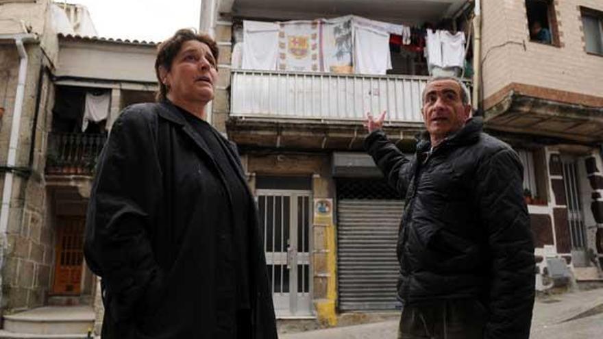 Dolores García y José Manuel Cortegoso muestran su vivienda, situada ante el edificio incendiado, de donde han sido desalojados.