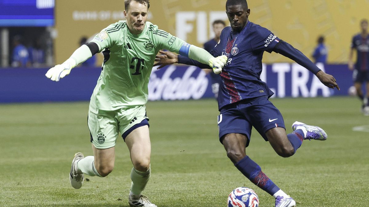 Neuer, junto a Dembélé, en el partido del sábado del Mundial de Clubs.