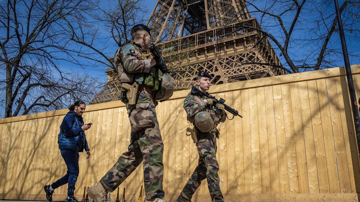 Soldados franceses patrullandp cerca de la Torre Eiffel en una imagen de archivo.