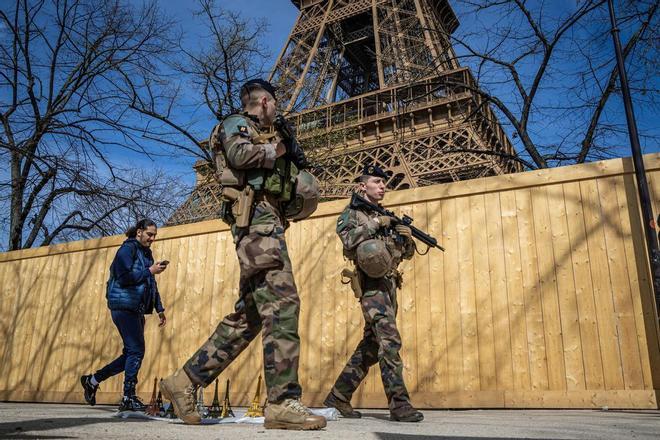 Soldados franceses patrullan cerca de la Torre Eiffel.