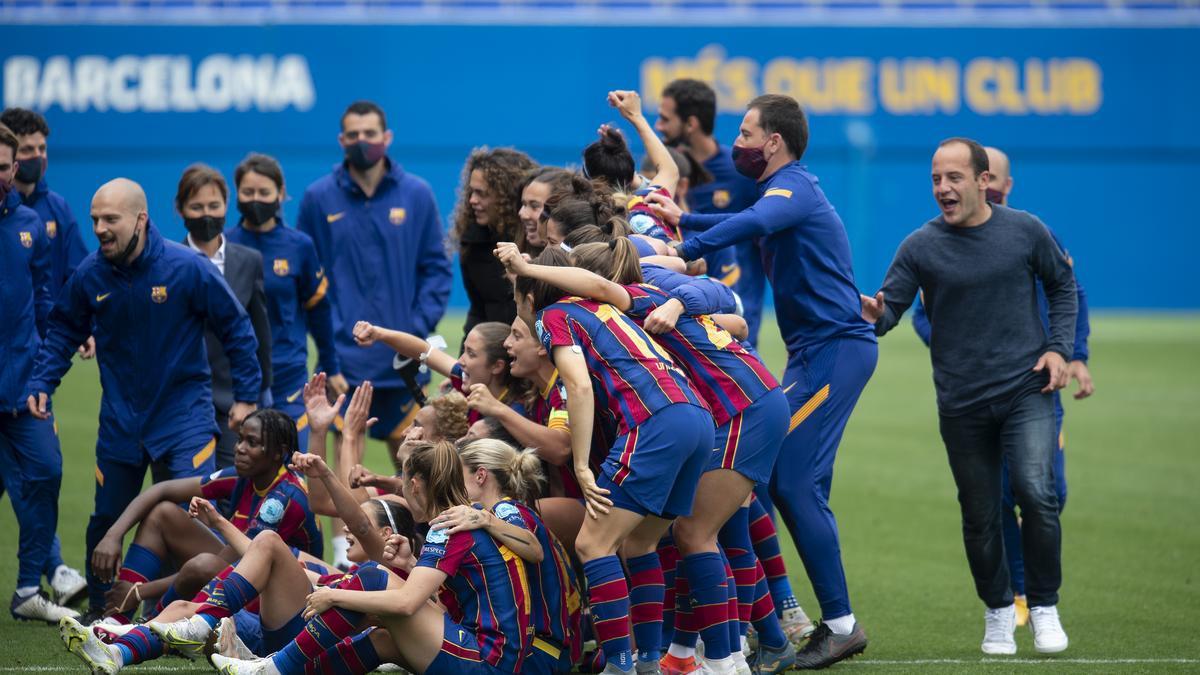 Lluís Cortés acude a hacerse la foto con sus jugadoras y staff tras pasar a la final de la Champions.