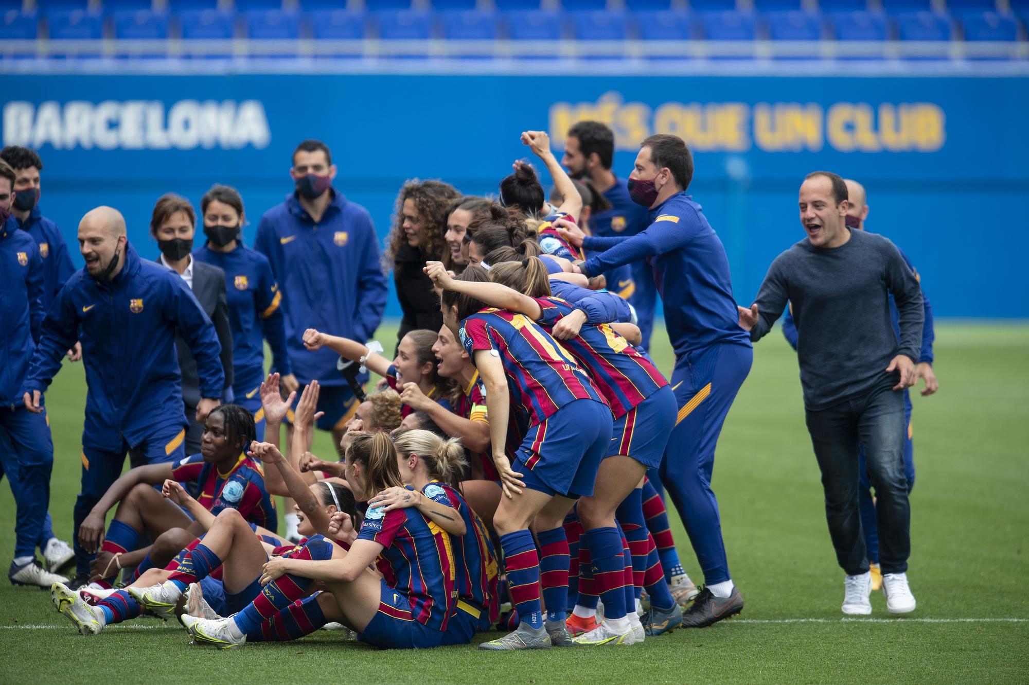 Lluís Cortés acude a hacerse la foto con sus jugadoras y staff tras pasar a la final de la Champions.