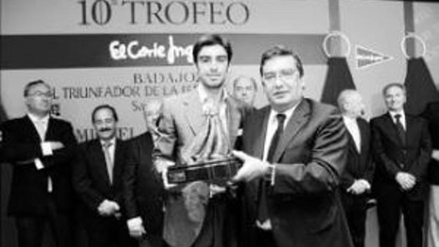 Miguel Angel Perera recibe el trofeo taurino Triunfador de la Feria de San Juan de Badajoz