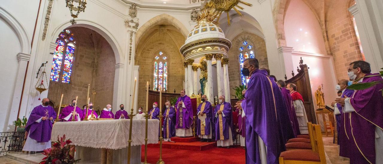 El nuevo obispo de Ibiza y todos los concelebrantes, en el altar mayor de la catedral