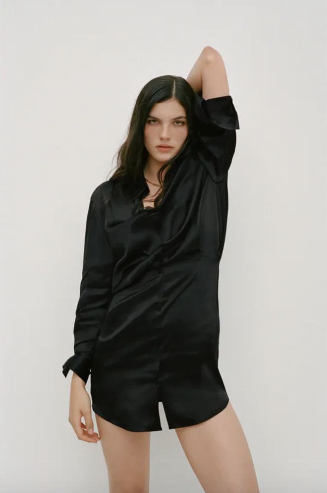 Vestido corto satinado de Zara