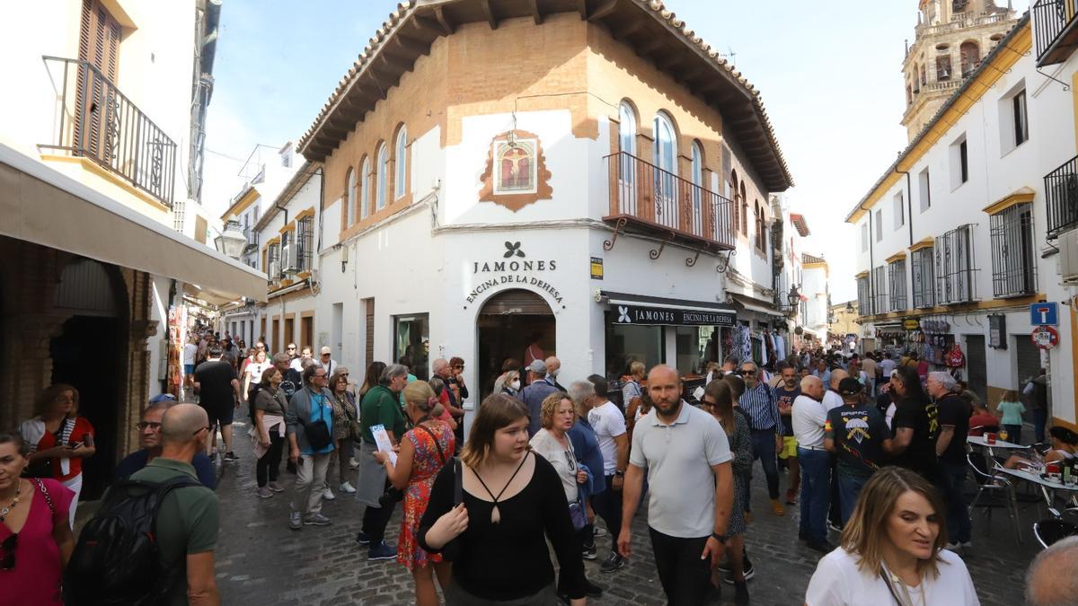 Los turistas abarrotan las calles de la Judería durante el puente de Todos los Santos..