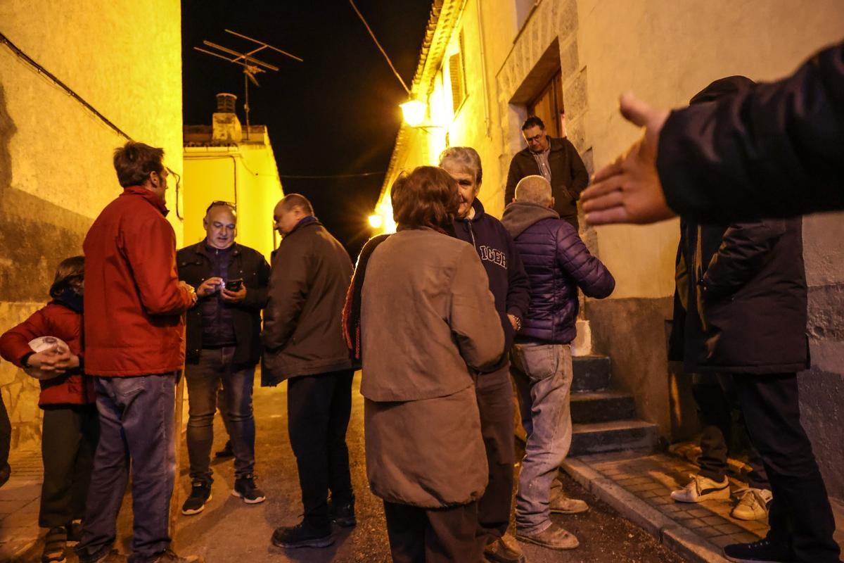 Vecinos a la salida de la reunión celebrada el jueves por la noche