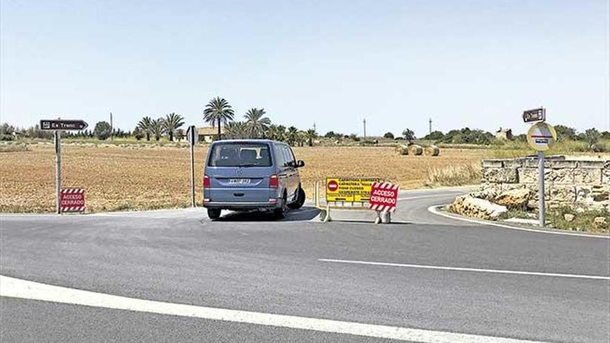 Barrera que advierte de la saturación en es Trenc, aunque muchos conductores hagan caso omiso.