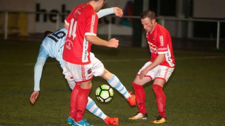 El jugador del Estradense Fafú pugna con un rival en el partido de ayer. // Bernabé/Cris M.V.