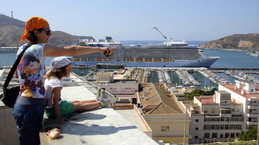 Turistas, tras bajar de un crucero en la ciudad de Cartagena. Imagen de archivo.