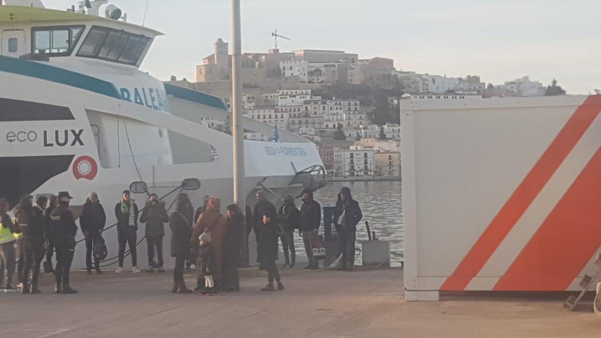 Los migrantes esta mañana, en el puerto de Ibiza.