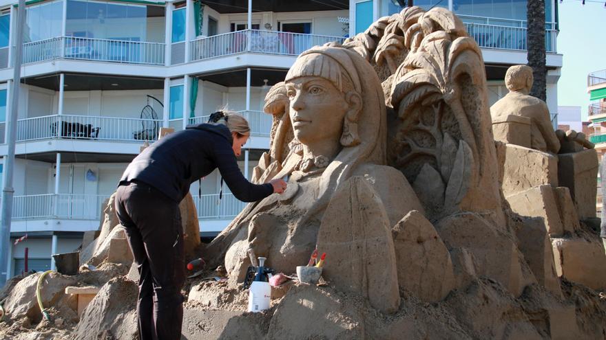 VÍDEO | El pessebre de sorra de Vila-seca aixeca figures dedicades a la pau per "imaginar un món sense guerres"