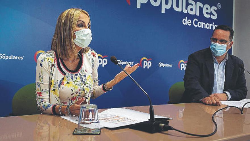 Australia Navarro y Poli Suárez, ayer durante su comparecencia en la sede del PP.