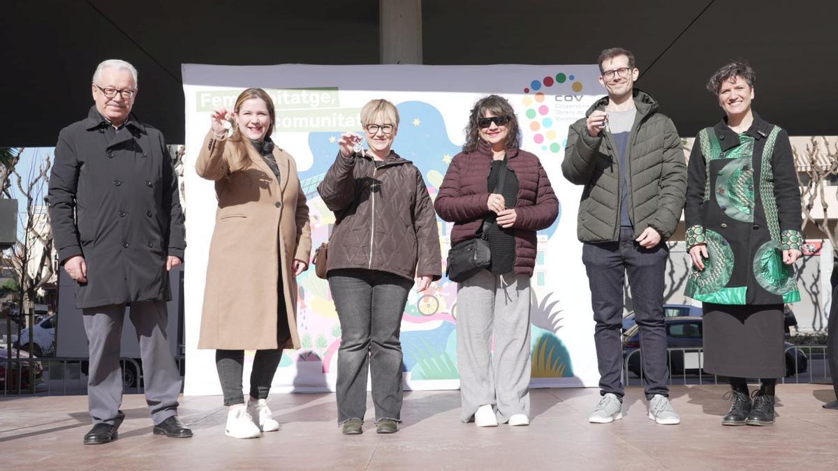 Acto de entrega de las llaves de las viviendas, con la presencia de la alcaldesa del Prat de Llobregat, Alba Bou (dcha).