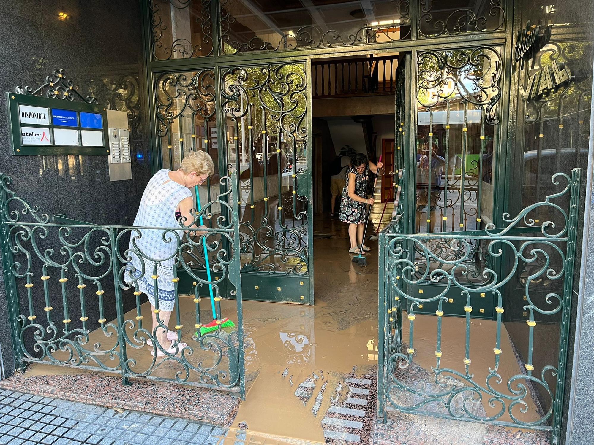 La rotura de una tubería provoca inundaciones en Palma