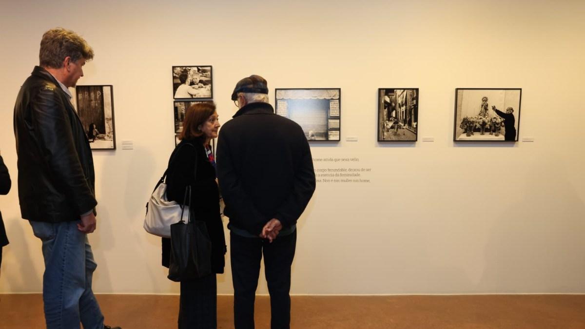 Asistentes a la apertura de 'Antifemina', con fotos de Colita.