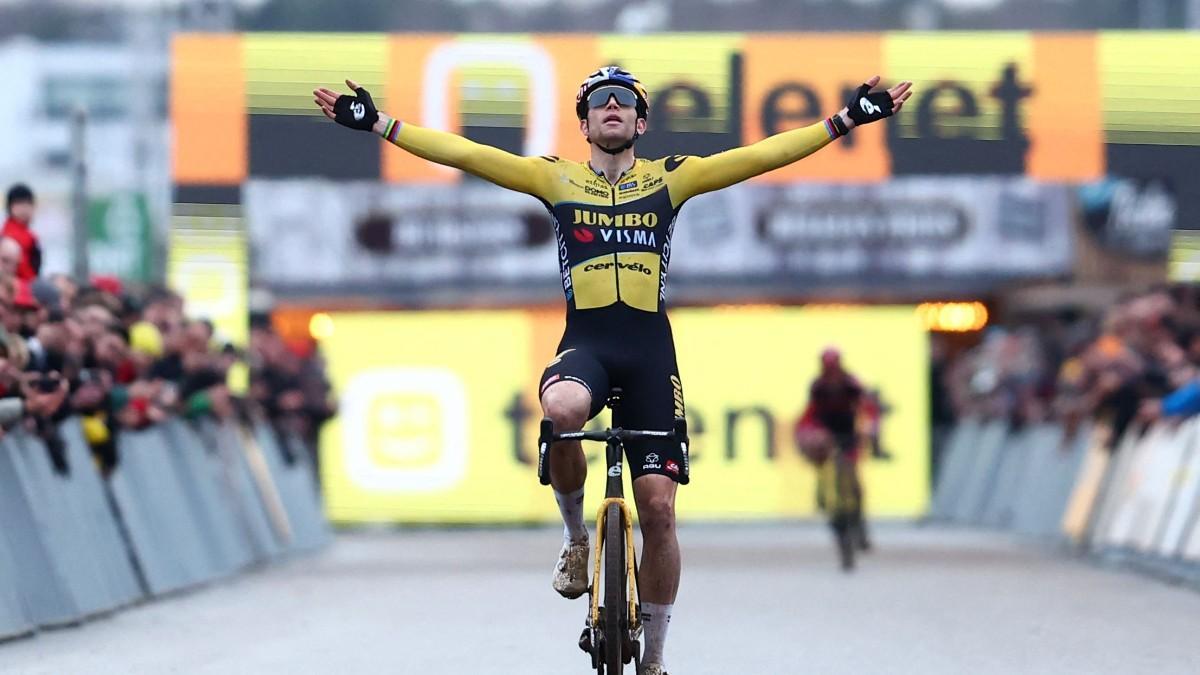 Wout van Aert cruza la línea de meta en la competición Superprestigio de ciclocrós en Heusden-Zolder