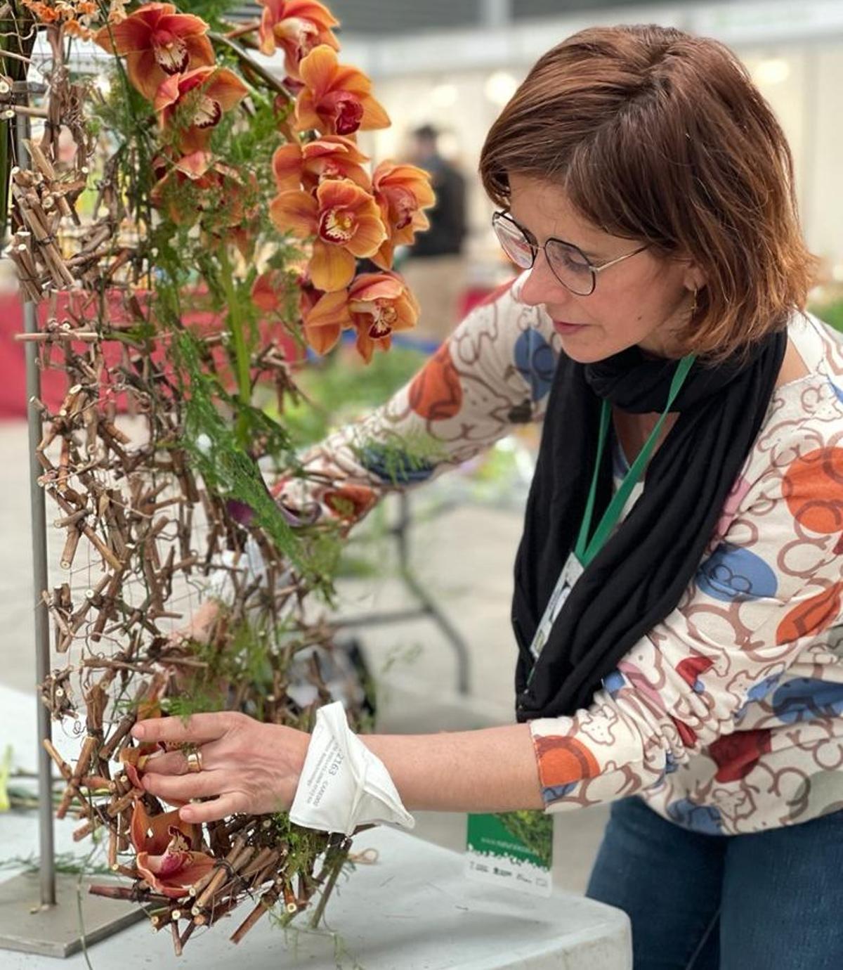 La zamorana, durante uno de sus trabajos con las flores.