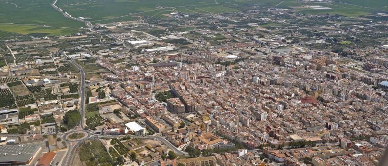 Vista aérea de parte del casco urbano y de los arrozales incluidos dentro de los límites del parque natural de l’Albufera. | VICENT M. PASTOR