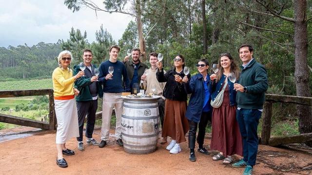 Los especialistas británicos, probando en O Rosal las variedades de Albariño de la D.O. Rías Baixas. | FDV