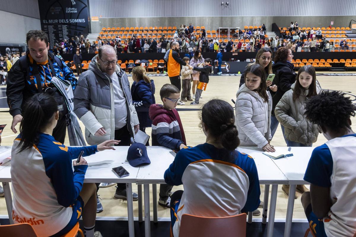 Firma de autógrafos tras el entenamiento del Valencia Basket este viernes en L'Alqueria.