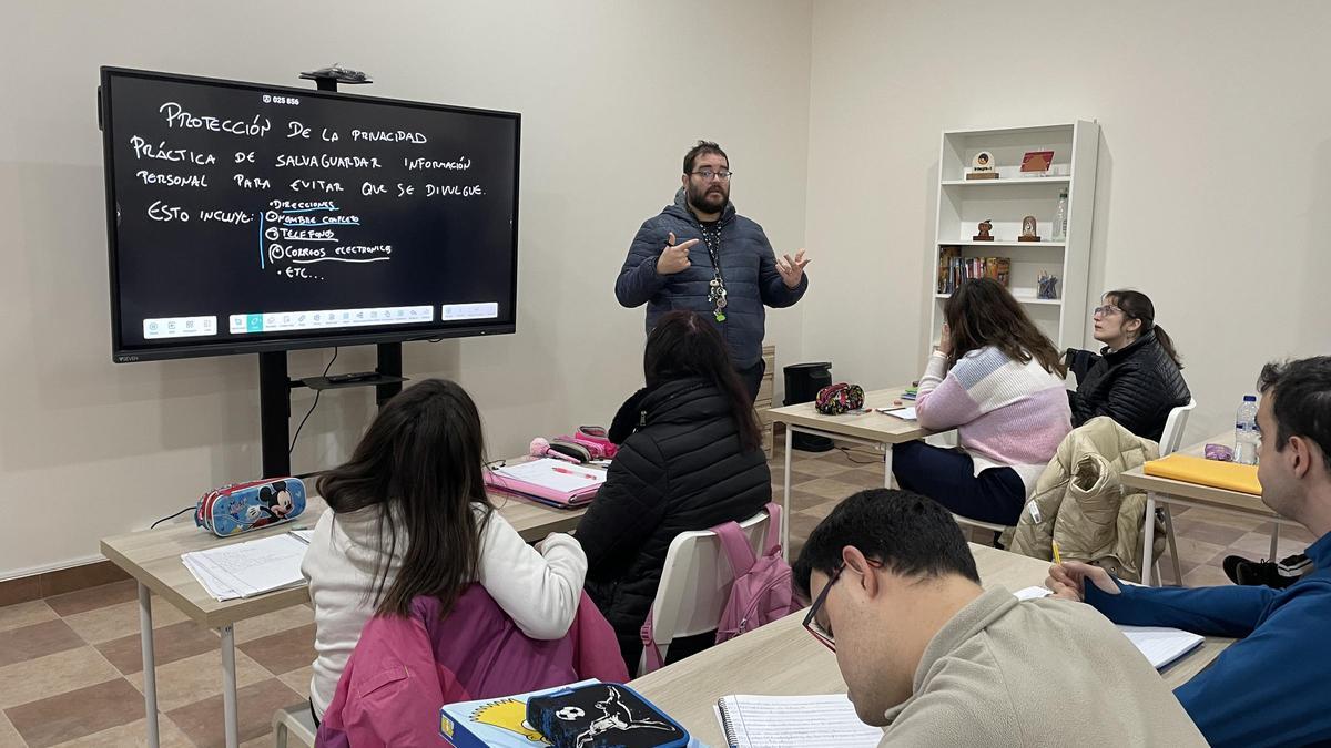 IMG El programa ofrece talleres sobre búsqueda activa de empleo y proporciona un seguimiento individualizado.