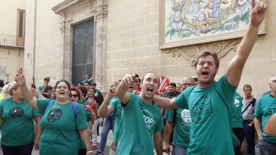 Los desahuciados llevan su protesta a las Corts