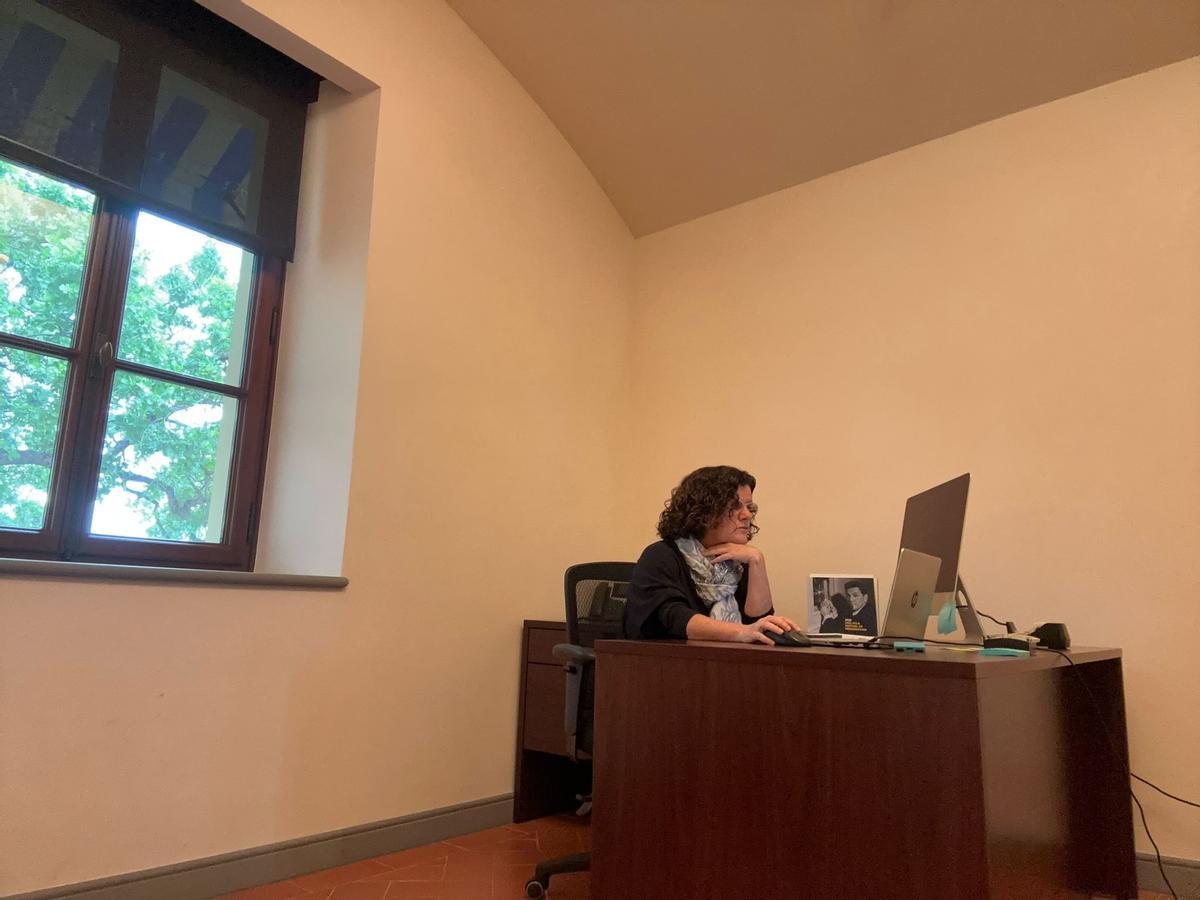 Silvia Ribelles trabajando en la sede del PHI en la stoa de Santa Clarita.