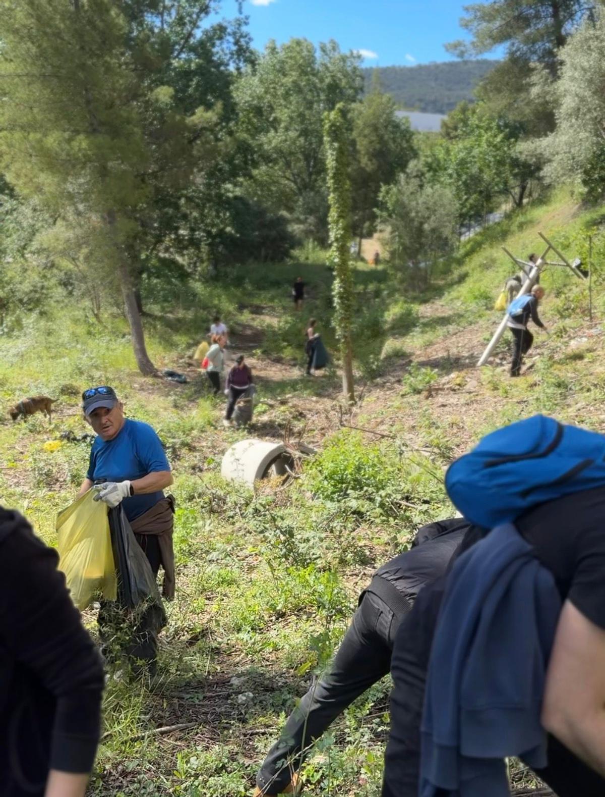 Unos 40 voluntarios participaron en la limpieza del cauce fluvial