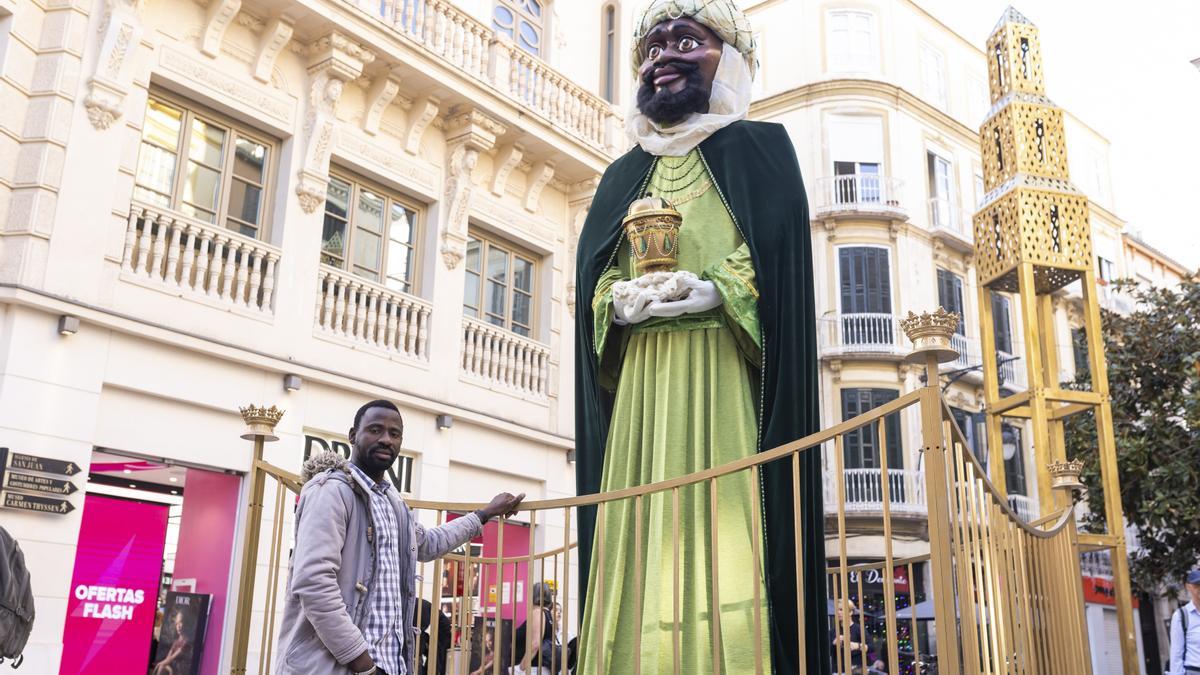 Hady Coulibaly junto al Baltasar gigante que se encuentra en la plaza de Félix Sáenz.