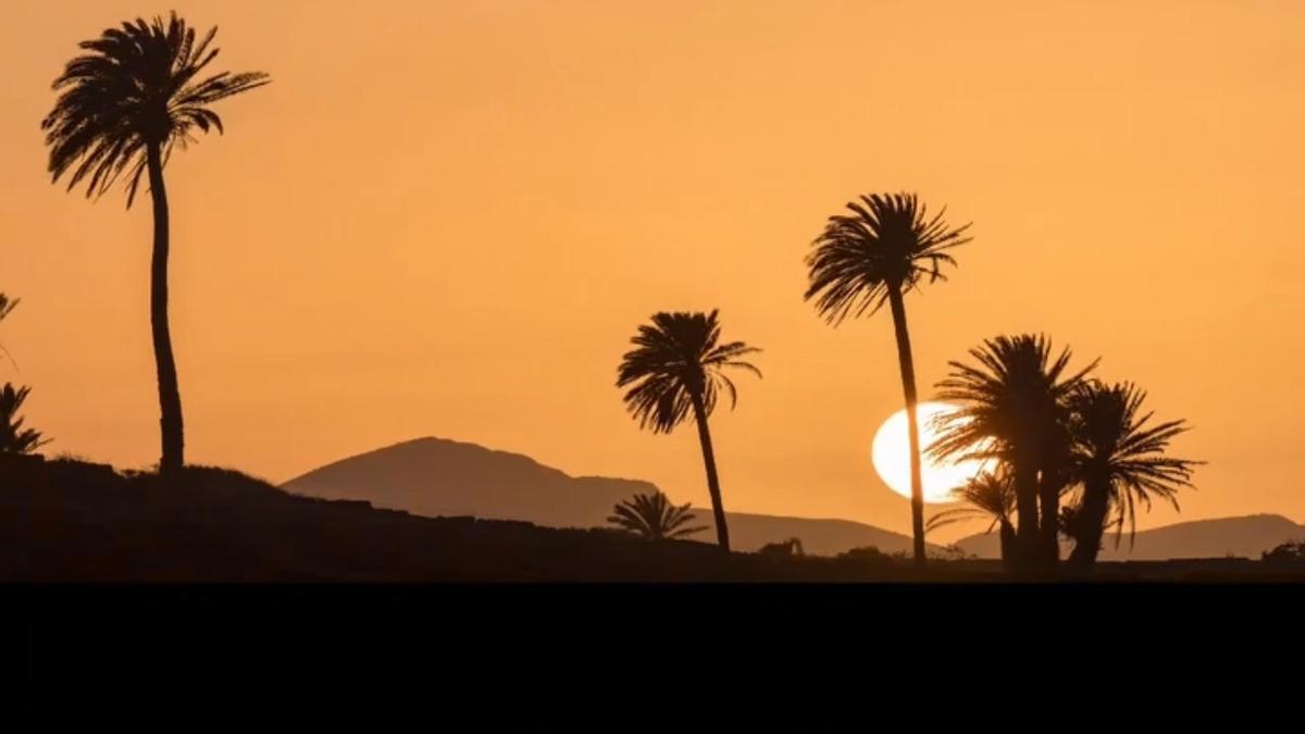 Mágico atardecer de verano en Canarias: ¿por qué la calima es un buen aliado para hacer fotografías?