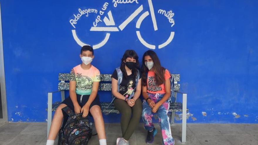 Tres estudiants de Florida Secundària, en el nou banc de taps de plàstic reciclats. | LEVANTE-EMV