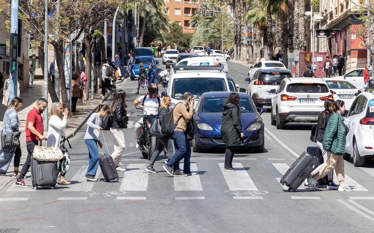 Personas con maletas en el centro de Alicante la pasada Semana Santa.