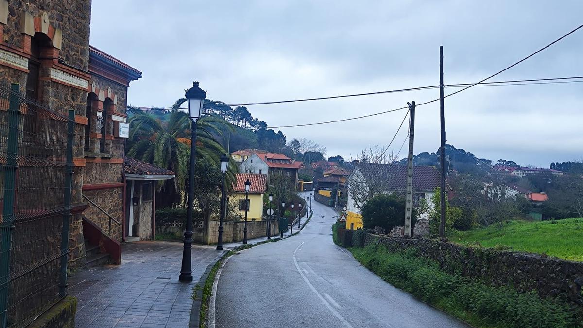 Carretera principal de Perlora.