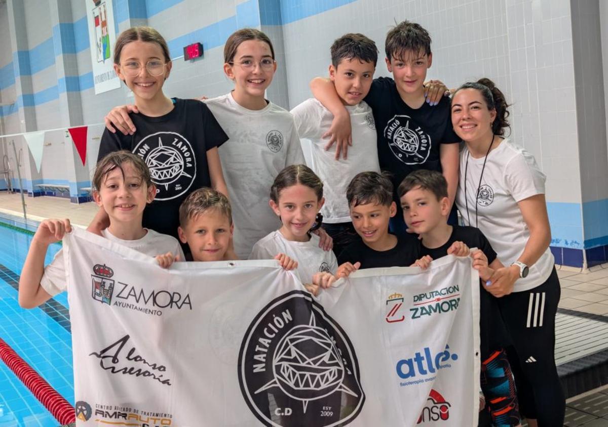 Los nadadores del CD Natación Zamora posan para las cámaras. | CEDIDA