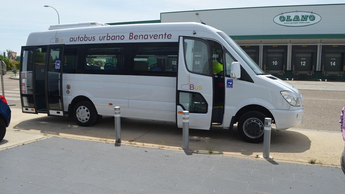 El autobús urbano de Benavente, en el Centro de Negocios. / E. P.