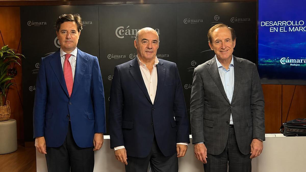 Representantes de la Cámara de Comercio de Badajoz, Cámara de España y el Consejo Social de la UEx