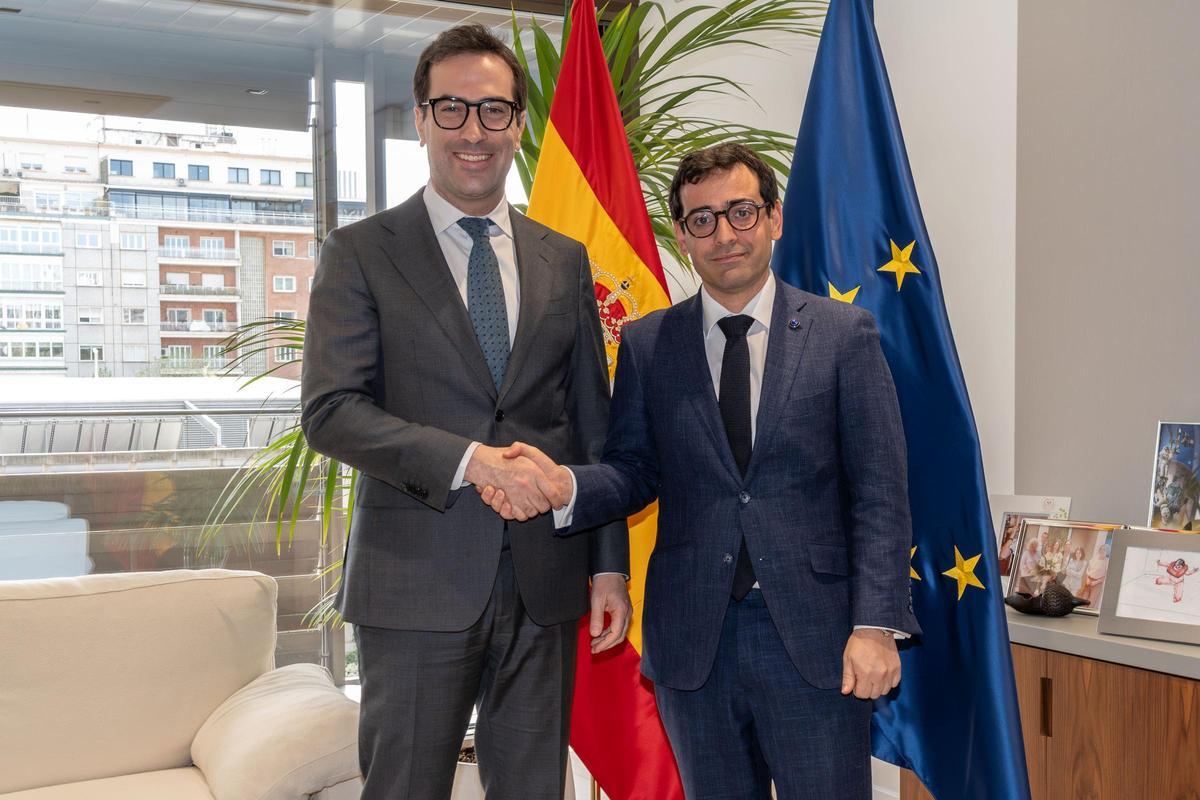 El vicepresidente primero y ministro de Economía, Carlos Cuerpo, y el comisario europeo de Industria, Stephane Séjourné, tras su reunión