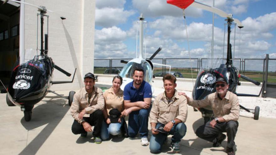 Los pilotos posan junto al resto del equipo implicado en el proyecto