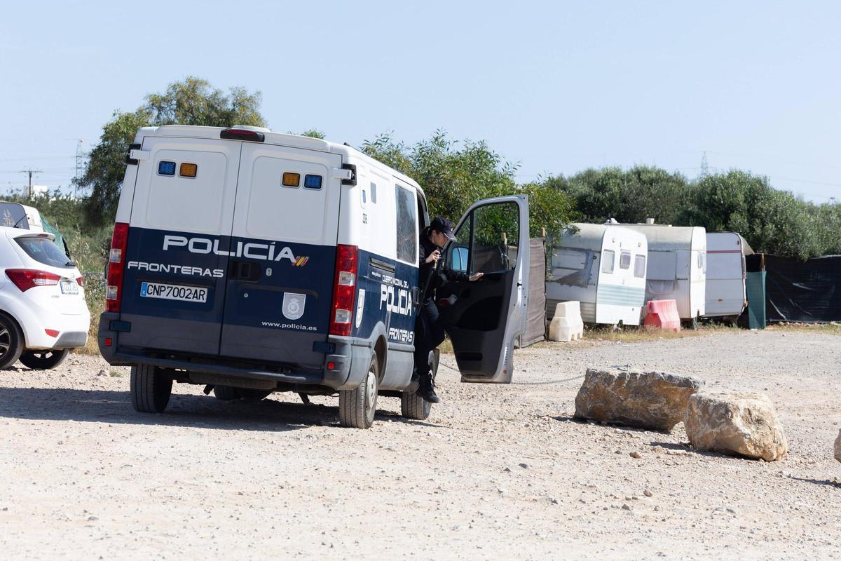Todas las imágenes del desalojo del asentamiento más grande de Ibiza: sa Joveria