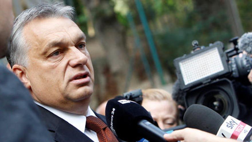 Orbán atiende a los medios tras votar.