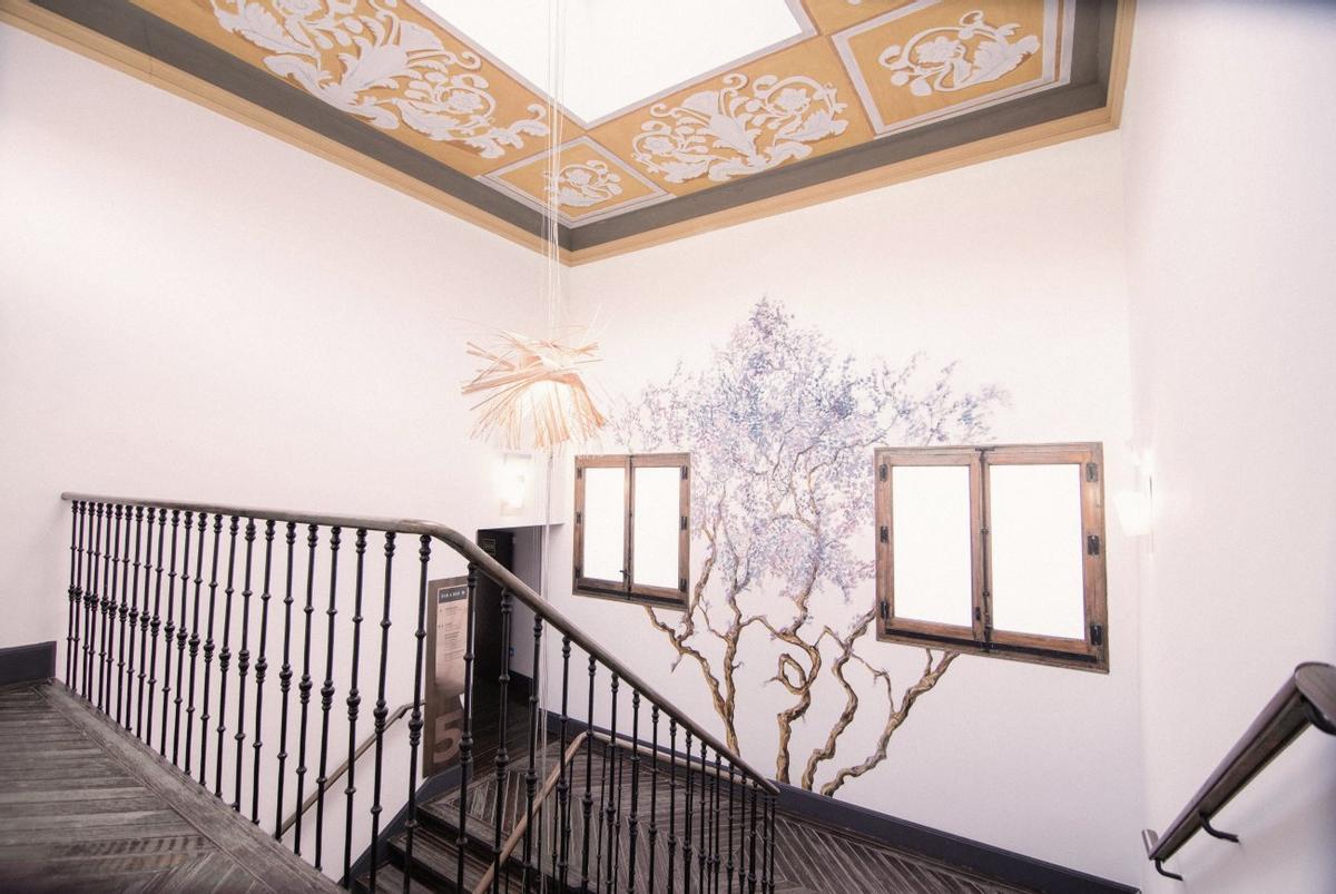 El inmenso arbol que inicia en su recepción y florece en la quinta planta está pintado a mano